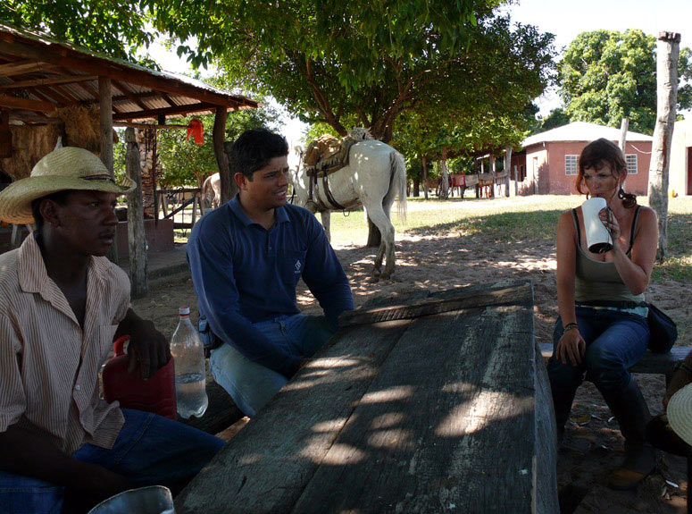Refreshing and talking with the pantaneiros